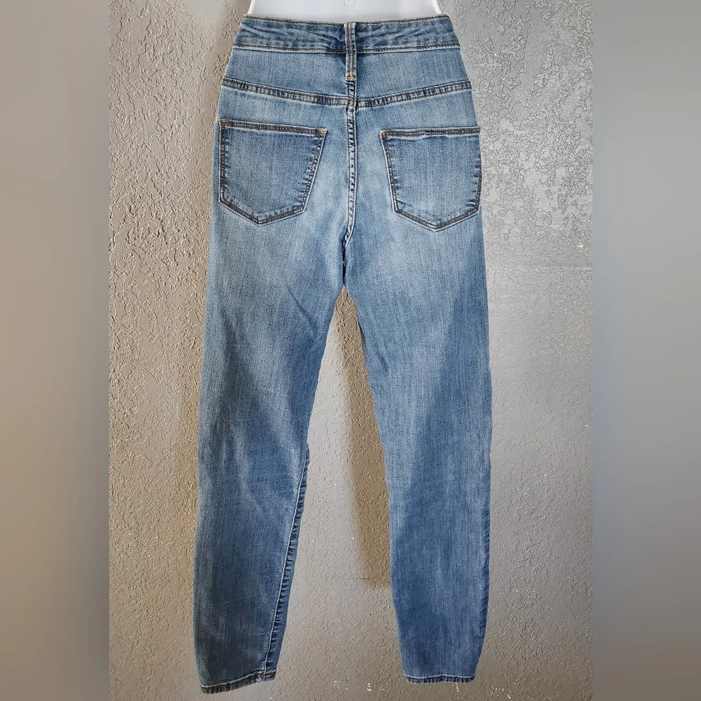 Woman's Universal Thread Jeans Size 00/24R - Picture 2 of 5